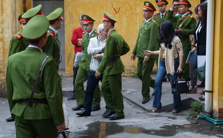 Vợ bầu Kiên khóc, chủ tọa liên tục an ủi ảnh 2