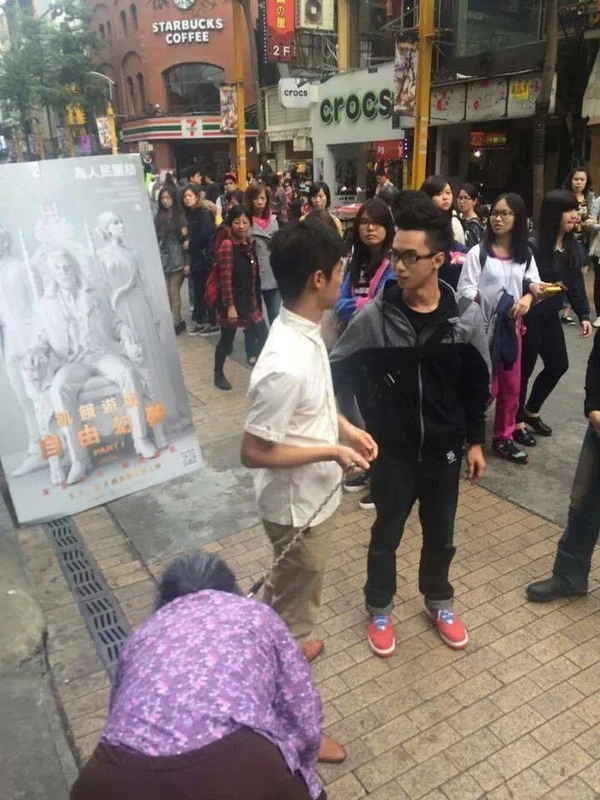 Sự thật phía sau những bức ảnh thanh niên xích cổ mẹ già dắt đi dạo phố 2