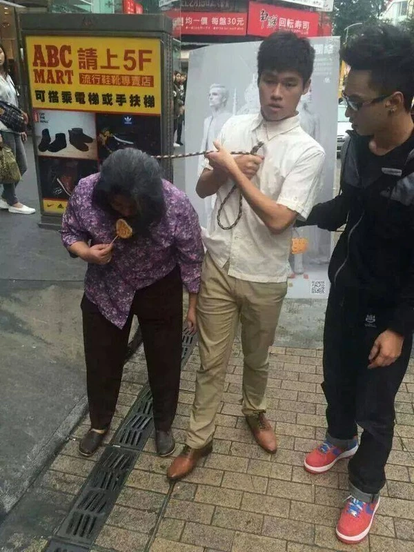 Sự thật phía sau những bức ảnh thanh niên xích cổ mẹ già dắt đi dạo phố 1