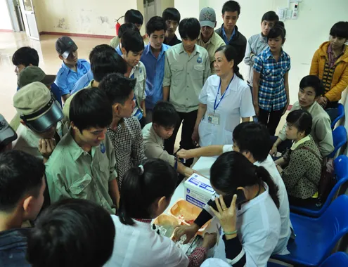 Cả trăm sinh viên, giảng viên Trường Cao đẳng nghề kỹ thuật công nghệ Dung Quất được huy động hiến tiểu cầu cứu Khải. Ảnh: Trí Tín. 11-12-Anh1-Ca-tram-sinh-vien-h-9121-9508