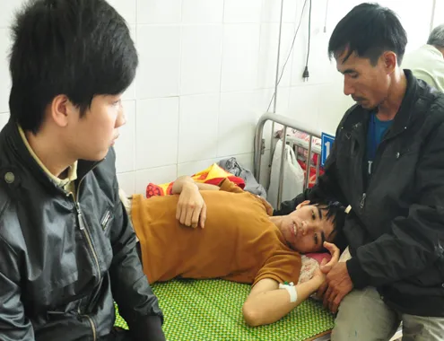 Ông Huỳnh Văn Phải (cha của Khải) bên con trai lâm bệnh nặng đang điều trị tại Bệnh viện đa khoa QuảngNgãi. Ảnh:Trí Tín. 11-12-Anh-3-Ca-tram-sinh-vien-4646-8112-