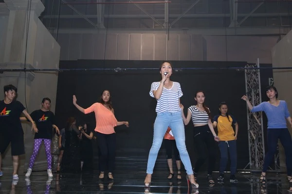 Cận cảnh siêu xe 40 tỷ và sân khấu liveshow Mr.Đàm 18