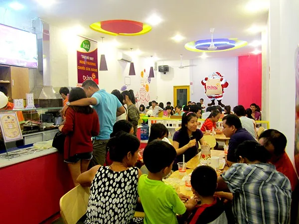 Quán ăn khuyến mãi 'kỳ lạ', người Sài Gòn ùn ùn kéo đến... hôn nhau 1