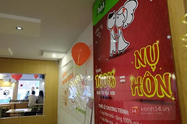 Quán ăn khuyến mãi 'kỳ lạ', người Sài Gòn ùn ùn kéo đến... hôn nhau 2