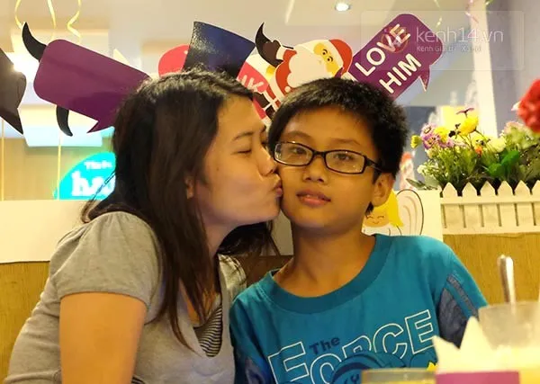 <a href='https://plo.vn/tu-khoa.html?q=quán ăn' title='Quán ăn'>Quán ăn</a> khuyến mãi 'kỳ lạ', người Sài Gòn ùn ùn kéo đến... hôn nhau 5