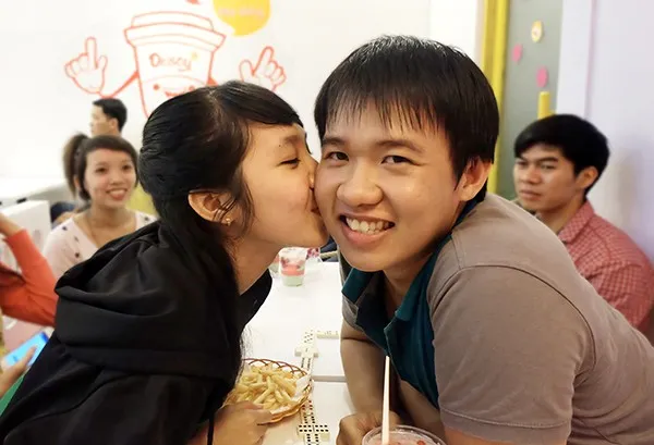 Quán ăn khuyến mãi 'kỳ lạ', người Sài Gòn ùn ùn kéo đến... hôn nhau 7