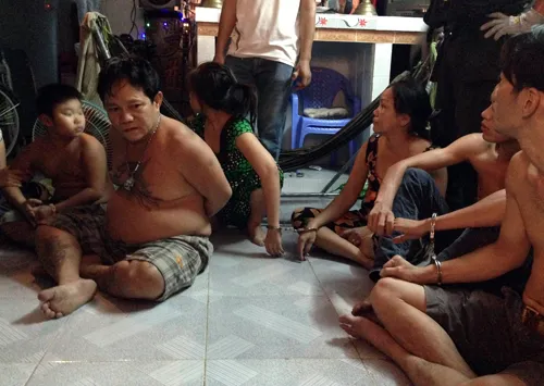 Nhiều người bị tạm giữ trong vụ vây bắt. Ảnh:C.A batmatuy-5215-1419242070.jpg