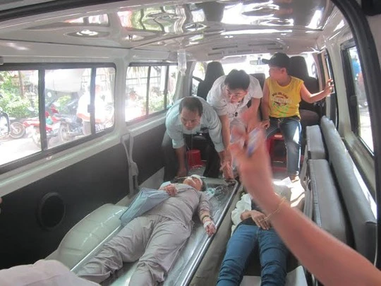 Đưa nạn nhân vụ tai nạn đi cấp cứu