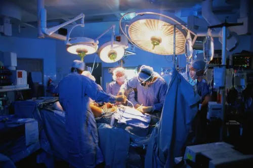 Một ca phẫu thuật cấy ghép tạng. Ảnh:Mirror.co.uk. Open-heart-surgery-4495-1421745388.jpg
