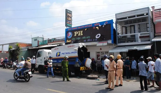Ảnh ghi nhận tại hiện trường vụ nổ xe bồn- Ảnh:Đ.Triều Ảnh ghi nhận tại hiện trường vụ nổ xe bồn- Ảnh:Đ.Triều