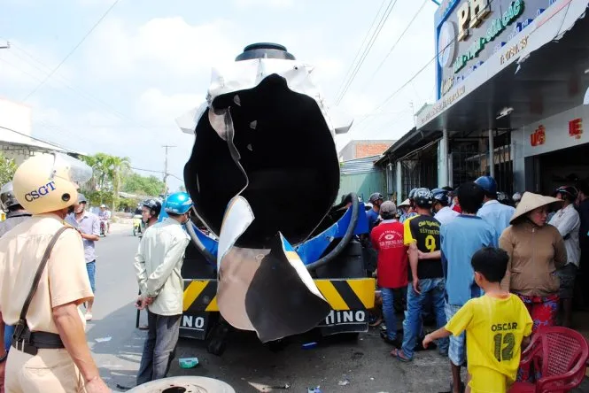 Ảnh ghi nhận tại hiện trường vụ nổ xe bồn- Ảnh:Đ.Triều Ảnh ghi nhận tại hiện trường vụ nổ xe bồn- Ảnh:Đ.Triều