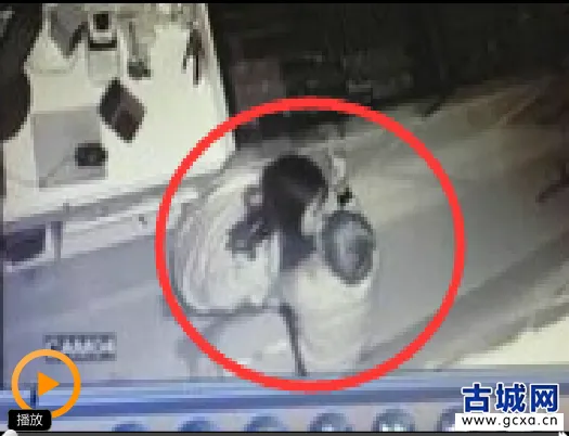 Cặp tình nhân hôn nhau nồng thắm tại hiện trường ăn <a href='https://plo.vn/tu-khoa.html?q=trộm' title='trộm'>trộm</a> 1