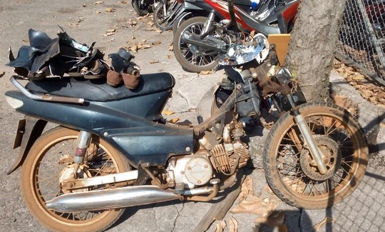 Chiếc xe của anh Linh bị nát phần đầu