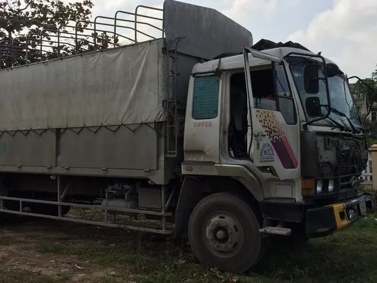 Chiếc xe tải đang tạm giữ tại công an huyện Đức Phổ
