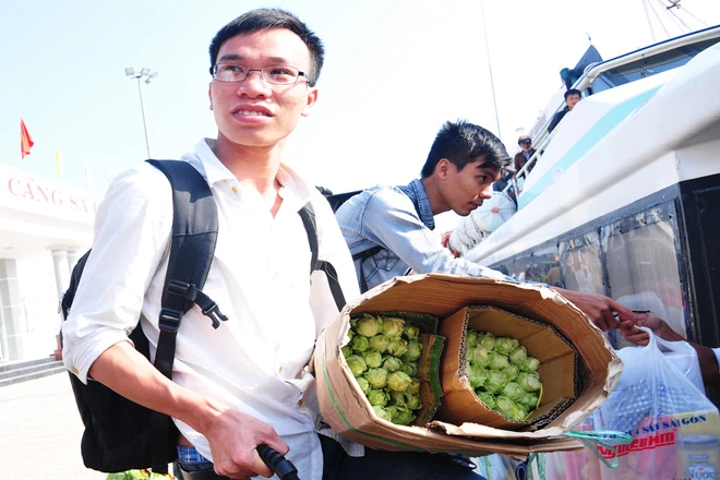 Khoảnh khắc đoàn viên ở nhà ga, bến tàu ngày giáp Tết ảnh 8