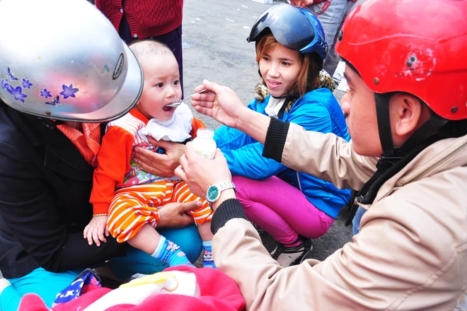 Khoảnh khắc đoàn viên ở nhà ga, bến tàu ngày giáp Tết ảnh 7