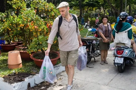 Một số vị khách nước ngoài công tác tại thành phố cũng dành thời gian để mua hoa trang trí nhà cửa, hòa cùng không khí Tết cổ truyền Việt Nam.