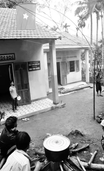 Ngôi nhà mới được các tổ chức từ thiện xây lên nhằm giúp đỡ cho hai cha con “người rừng”. Ngôi nhà mới được các tổ chức từ thiện xây lên nhằm giúp đỡ cho hai cha con “người rừng”.