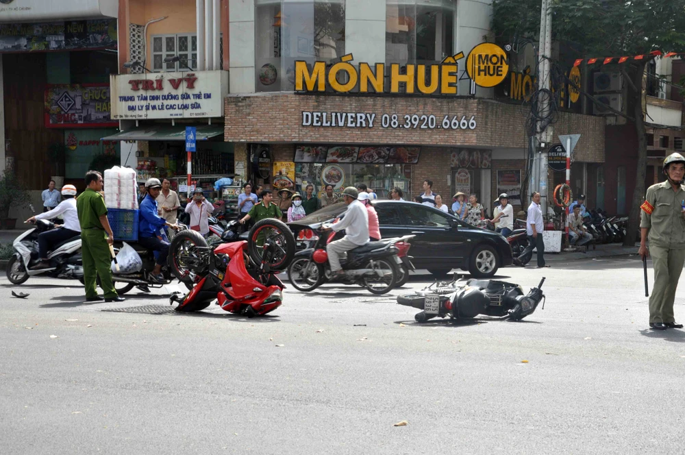 Siêu mô tô chổng vó lên trời sau tai nạn ảnh 1