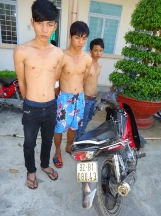 Các đối tượng và tang vật tại cơ quan công an. Ảnh: Cơ quan công an cung cấp.