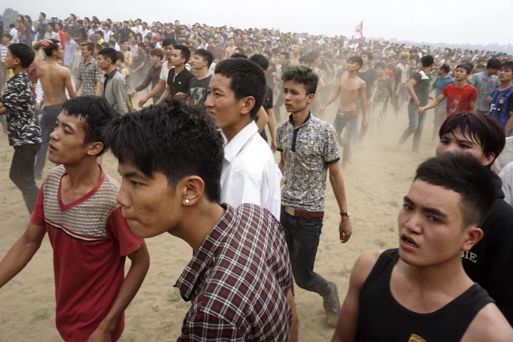 Quả phết cuối cùng đã có chủ, những thanh niên tham gia cướp phết mệt lử ra về trong thất vọng.