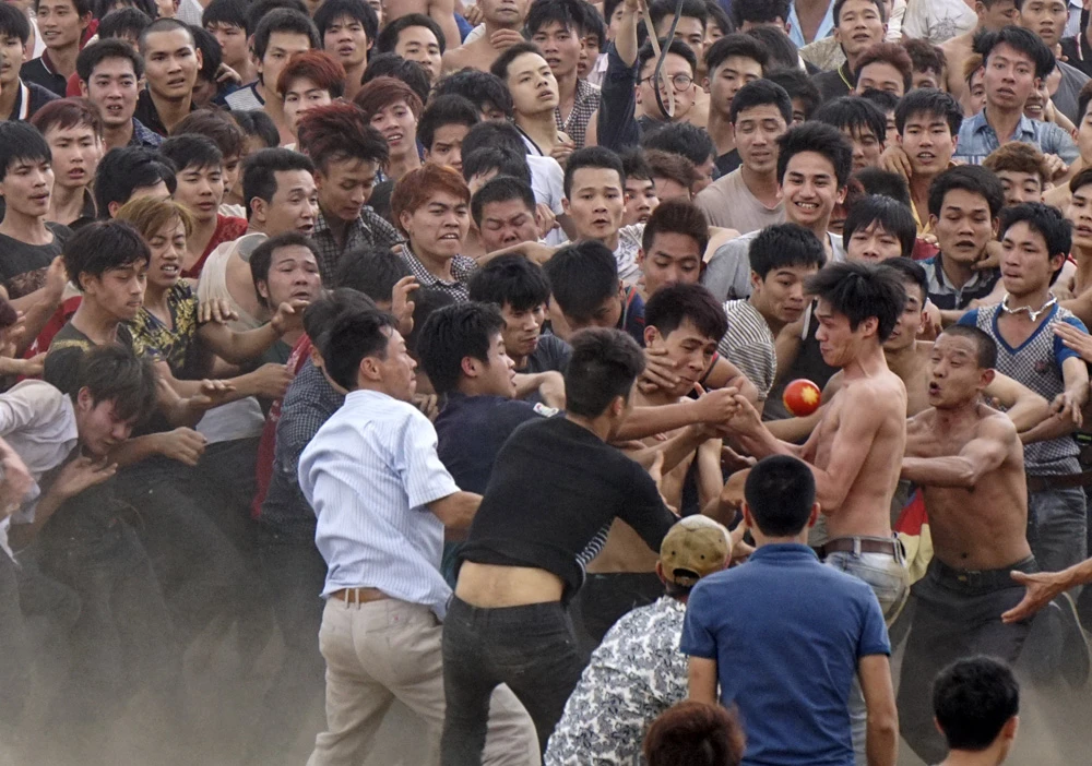 Có 3 quả phết sẽ được thả lần lượt, quả phết đều tiên vẫn chưa có chủ sau 30 phút tranh giành.