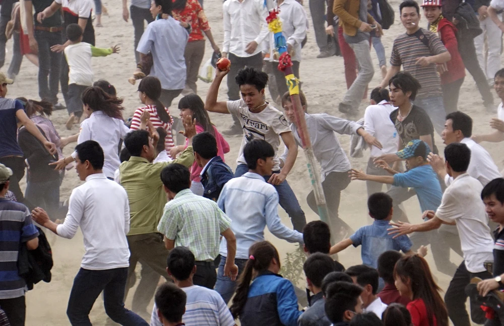 Có 3 quả phết sẽ được thả lần lượt, quả phết đều tiên vẫn chưa có chủ sau 30 phút tranh giành.