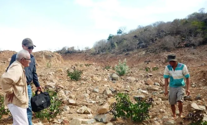 Ông Trần Văn Tiệp (bìa trái) trong một lần xem xét quá trình tìm kho báu - Ảnh: GIA BÌNH Ông Trần Văn Tiệp (bìa trái) trong một lần xem xét quá trình tìm kho báu - Ảnh: GIA BÌNH