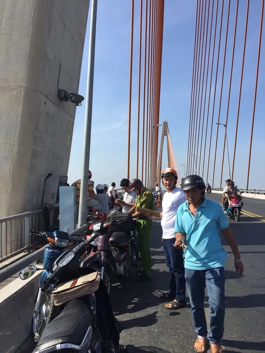 Công an đang khám nghiệm hiện trường nơi thanh niên nhảy cầu tự tử