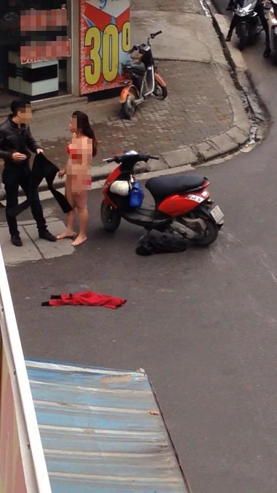 Hà Nội: Cãi nhau với bạn trai, cô gái cởi phăng hết đồ giữa phố ảnh 3