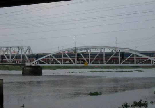 Cãi nhau với bạn gái, thanh niên nhảy sông Sài Gòn tự tử ảnh 1