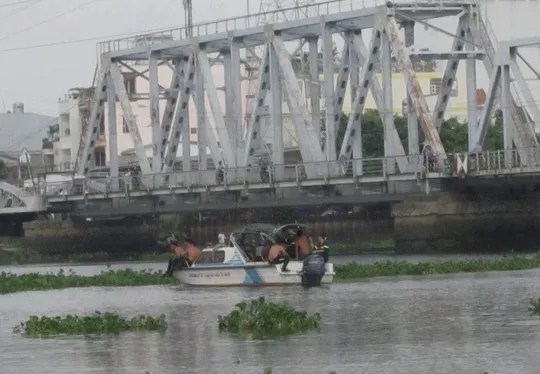  Sáng 16-3, công tác cứu nạn, cứu hộ vẫn đang được lực lượng chức năng tiến hành