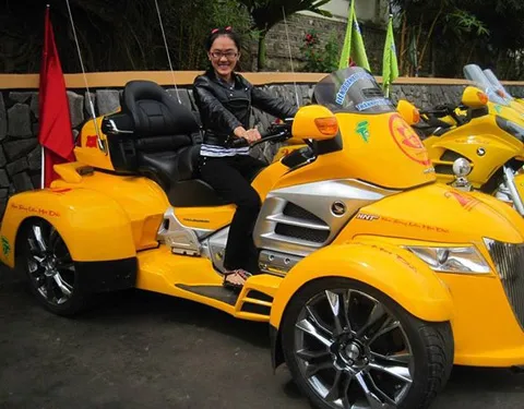 Cô gái 9X, 'con nhà nòi', xe khủng, Sài Gòn Cô gái 9X, 'con nhà nòi', xe khủng, Sài Gòn