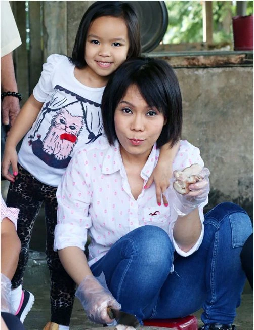 Việt Hương và con gái trong 1 chuêến từ thiện