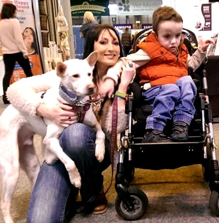 Chị Amanda ở bên cậu con trai Kyle và chú chó Miracle.