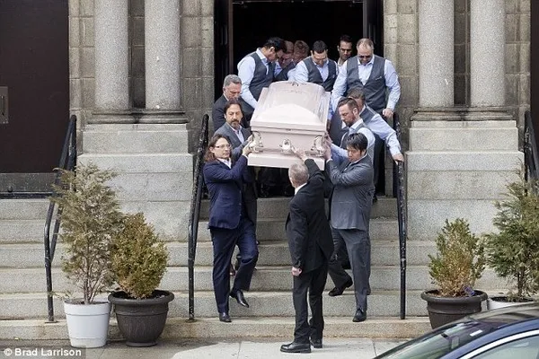 Cô gái gốc Việt tổ chức lễ tang theo nghi thức... lễ cưới ảnh 2