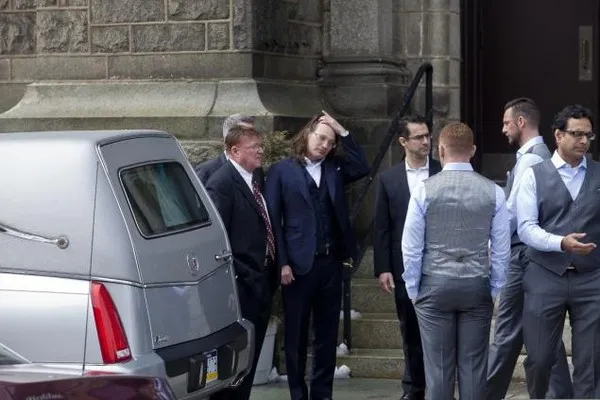 Cô gái gốc Việt tổ chức lễ tang theo nghi thức... lễ cưới ảnh 4