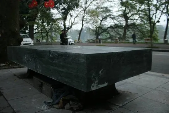 Phiến đá mới được đặt lên chân của chiếc ghế cũ, vẫn còn trong thời gian tiếp tục hoàn thiện một số chi tiết