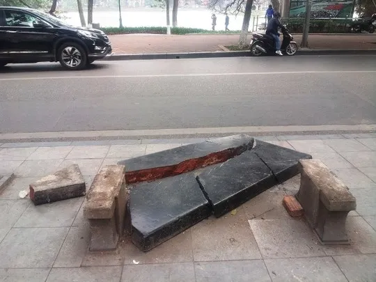 Phiến đá xanh hàng trăm năm tuổi bị vỡ tan tành trước đó