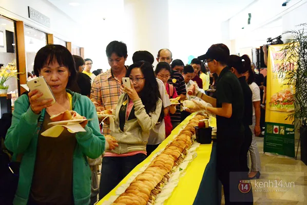 Người Sài Gòn lại xếp hàng chờ... ăn bánh mì miễn phí ảnh 6