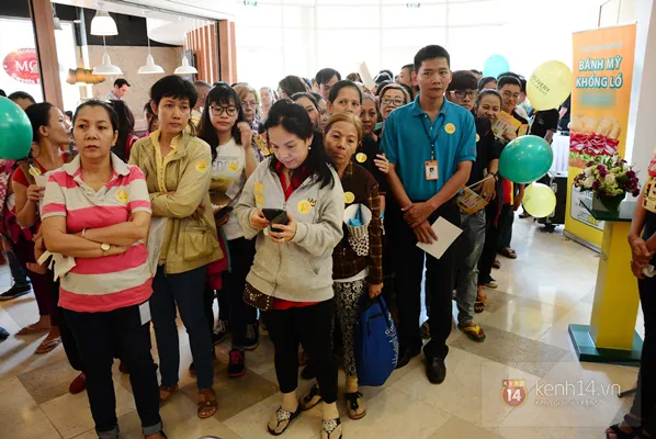 Người Sài Gòn lại xếp hàng chờ... ăn bánh mì miễn phí ảnh 2