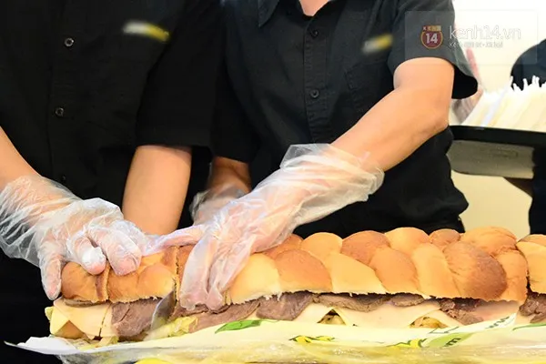 Người Sài Gòn lại xếp hàng chờ... ăn bánh mì miễn phí ảnh 3