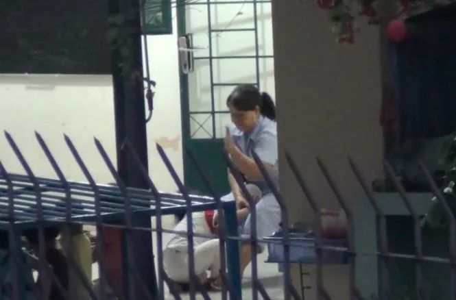 Một vài hình ảnh bảo mẫu bạo hành trẻ nhiễm HIV trong bữa ăn - Ảnh trích từ clip của Ngọc Khải - Hải Hiếu