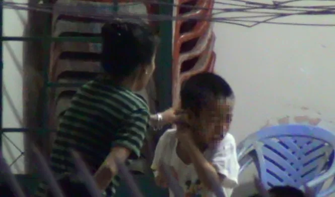 Một vài hình ảnh bảo mẫu bạo hành trẻ nhiễm HIV trong bữa ăn - Ảnh trích từ clip của Ngọc Khải - Hải Hiếu