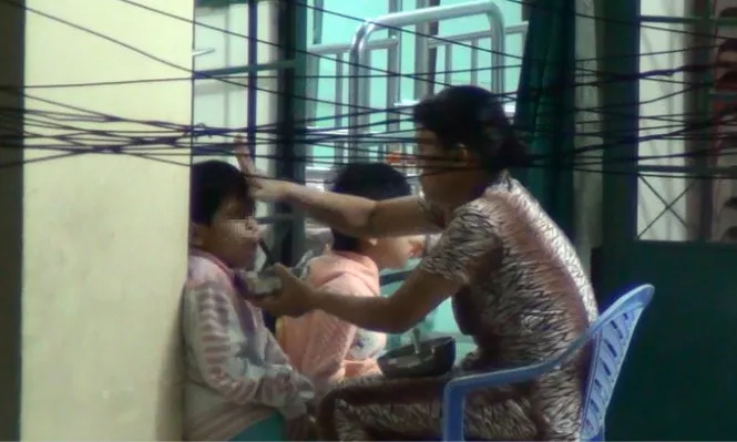 Một vài hình ảnh bảo mẫu bạo hành trẻ nhiễm HIV trong bữa ăn - Ảnh trích từ clip của Ngọc Khải - Hải Hiếu
