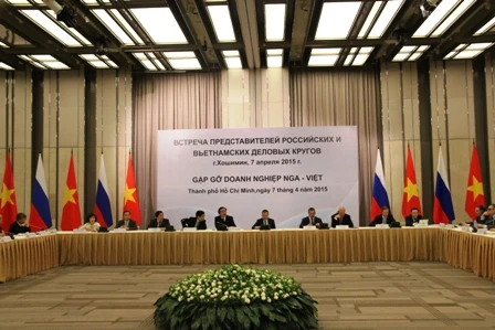 Thủ tướng dự buổi chiêu đãi của lãnh đạo UBND TPHCM tại phòng Khánh Tiết.