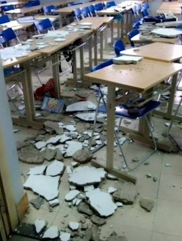 Trần nhà Trường Đại học Hà Nội đổ sập, 1 nữ sinh bất tỉnh ảnh 1