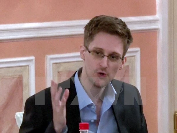 Tượng cựu tình báo Edward Snowden bí mật xuất hiện giữa New York ảnh 1