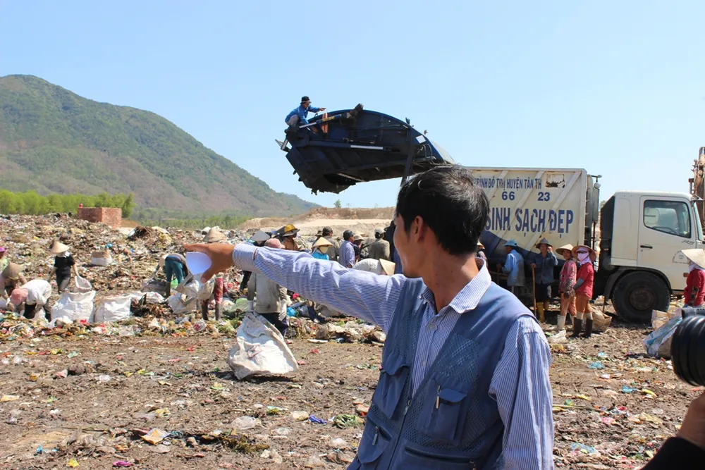 Anh Trần Văn Toàn chỉ chỗ mình chôn vật thể nghi là nguồn phóng xạ