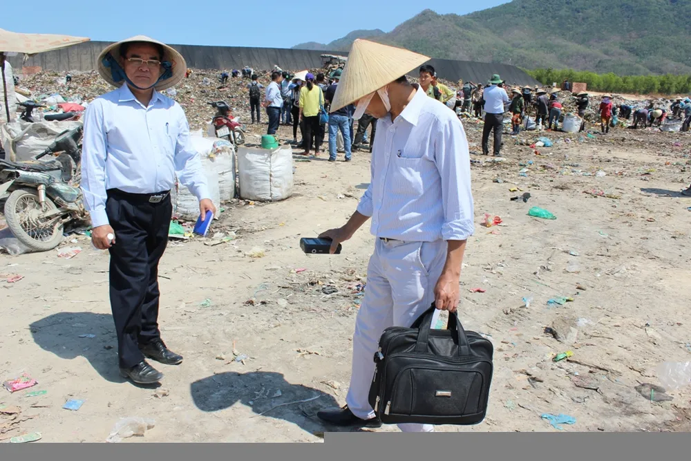 Cục trưởng Vương Hữu Tuấn (trái) đang chỉ đạo công tác dò tìm nguồn phóng xạ bị mất.